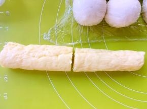 取出卡士达酱，分成12等份，可以先在中间切开，之后每一份再分成3份，每一小份再对切开，就是12等份啦