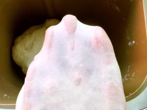 揉好的面团切下一小块，可以撑出手套膜即可