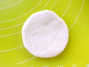 取一份松弛好的面团，用擀面杖擀成圆片