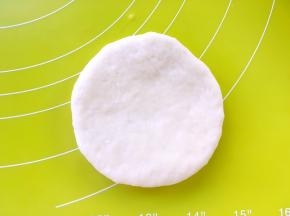 取一份松弛好的面团，用擀面杖擀成圆片