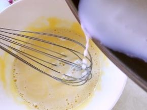 将热牛奶一点点加入到蛋黄糊中，边加入边搅拌，直到将牛奶全部加进来