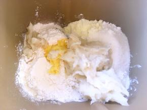 加入凉透的烫面材料，加牛奶启动揉面程序，将材料揉成面团，因为天气热，避免面团过早发酵，酵母我是后放的