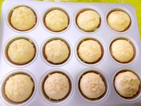 烤箱预热170度，表面刷上一层全蛋液，撒上适量的杏仁碎片