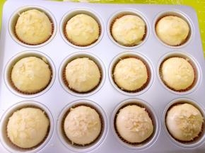 烤箱预热170度，表面刷上一层全蛋液，撒上适量的杏仁碎片