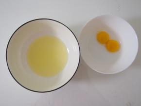 蛋黄和蛋清分离，蛋清放入无水无油的大碗中。