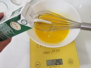 蛋黄中加入玉米油，搅拌均匀后加入牛奶，继续搅拌均匀。