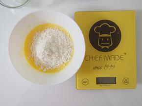 筛入低筋面粉，切拌均匀。