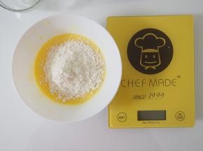 筛入低筋面粉，切拌均匀。