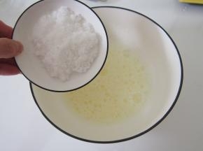 蛋白打发出鱼眼泡，加入三分之一糖。