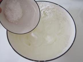 打发出纹路后加入第二次糖，继续打发纹路明显后加入第三次糖，打至湿性发泡。