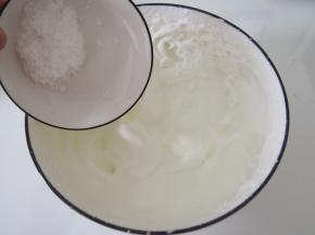 打发出纹路后加入第二次糖，继续打发纹路明显后加入第三次糖，打至湿性发泡。