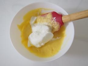 取三分之一蛋白加入蛋黄糊中，切拌均匀。