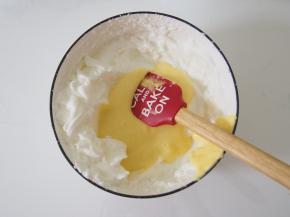 将蛋黄糊倒入蛋白中，切拌均匀。