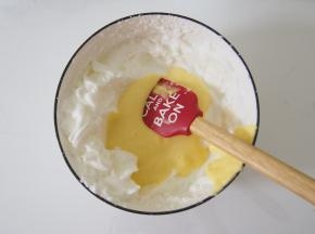 将蛋黄糊倒入蛋白中，切拌均匀。