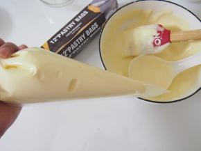 将面糊装进裱花袋。