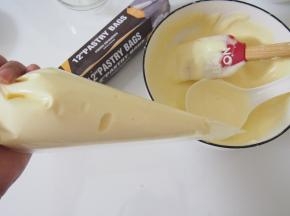 将面糊装进裱花袋。