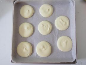 烤盘铺上油纸，将面糊挤成圆形。140度中层上下火，12分钟左右即可。