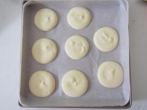 烤盘铺上油纸，将面糊挤成圆形。140度中层上下火，12分钟左右即可。