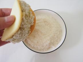 栗子加入牛奶和奶粉，用料理机打成泥，根据自己的口味加入白糖，调整甜度。将栗子泥放到蛋糕片中，最后裹上一层椰蓉。