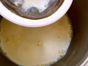 将搅拌好的液体过筛一遍