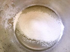 再来做烫面面团，我用的常温水加高筋面粉搅拌均匀