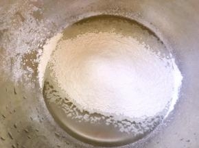 再来做烫面面团，我用的常温水加高筋面粉搅拌均匀