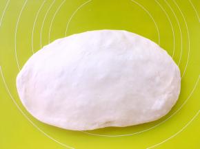 将面团取出，按压排气