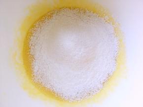 过筛低筋面粉跟玉米淀粉