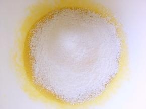 过筛低筋面粉跟玉米淀粉