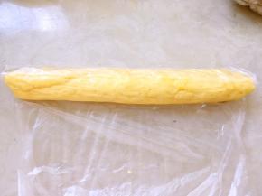 留15克卡士达酱，剩下的酱装入保鲜袋，用刮刀整理成均匀的条即可，放一旁备用