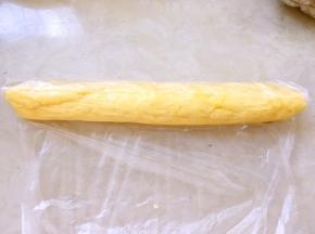 留15克卡士达酱，剩下的酱装入保鲜袋，用刮刀整理成均匀的条即可，放一旁备用