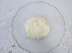 揉成较软的面团，盖上保鲜膜，醒30分钟。这时的面团是有点粗糙的状态。