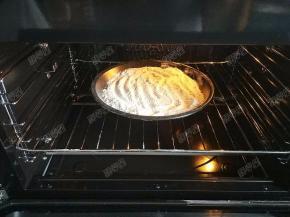 然后做馅料。将80g面粉平铺在烤盘上，放入烤箱，175度，烤10分钟至颜色微黄