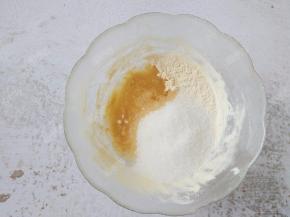 将烤好的面粉倒入碗中，加入80g白糖和30g油