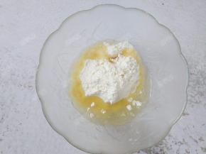 做油酥。将100g面粉和50g油放入碗中