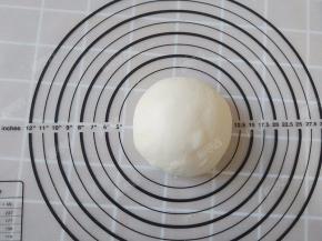 醒好之后的油皮面团重新揉匀至光滑柔软