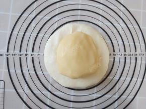 油皮擀开，油酥放在油皮中间