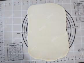 擀成大片，可以用高筋面粉防粘