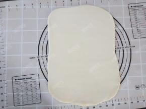 擀成大片，可以用高筋面粉防粘