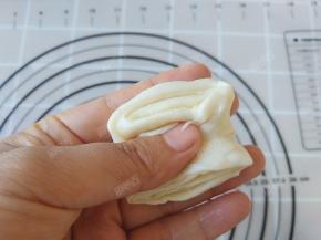 取一份面团，封口捏合