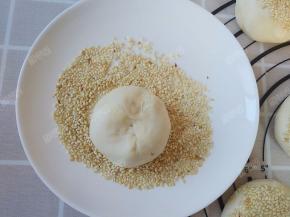 包好之后蘸炒熟的白芝麻