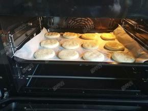 放入预热好的烤箱中层