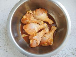 鸡腿洗净，用叉子扎小孔，加入奥尔良烤肉料拌匀腌制一夜。