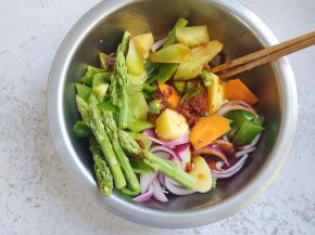 再加入蚝油、香菇酱