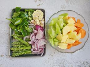 土豆、胡萝卜、莴笋分别洗净去皮切成滚刀块，洋葱切丝，青椒切块，芦笋切段，大蒜横切