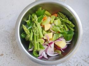 将各种时蔬放入腌制过鸡腿的腌料水中