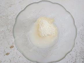 高筋面粉50克、水50克和酵母1克放入碗中