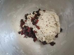 加入切碎的蔓越莓干，稍微揉均匀即可