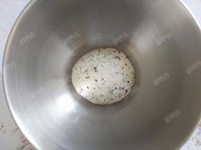 将面团揉圆后保鲜膜进行基础发酵