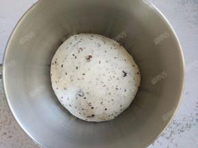 发酵至2-2.5倍，手指沾面粉戳孔不回缩不塌陷的状态